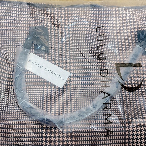 Lulu Dharma Pink Plaid Frasier Weekender Bag NWT - Picture 4 of 6